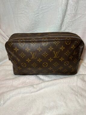 400. Louis Vuitton Trousse de Toilette 28